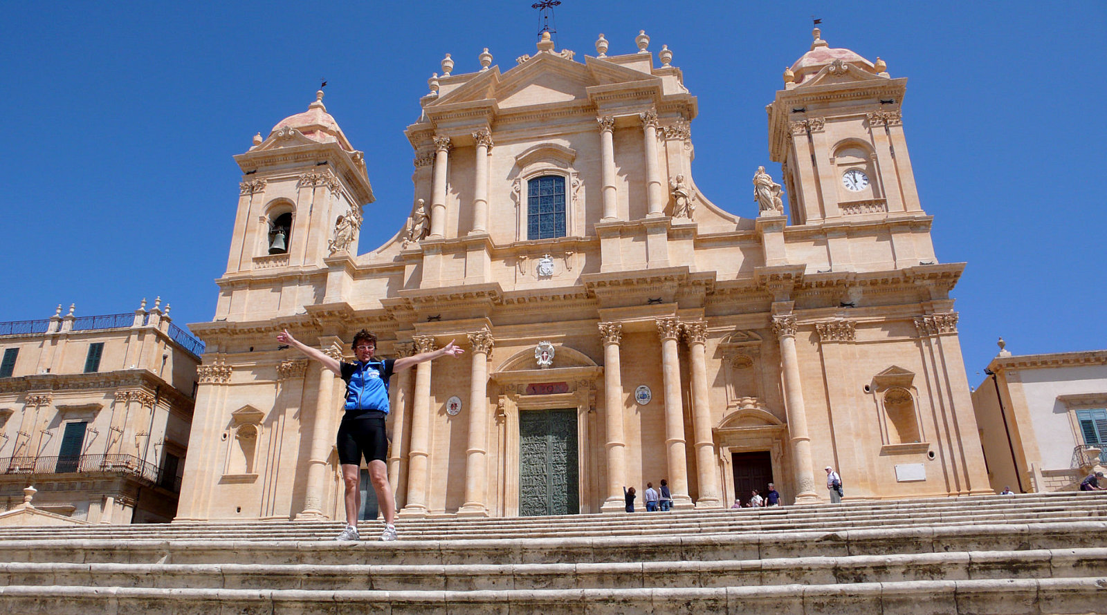 Amelie sui gradini della Chiesa a Noto, Sicilia