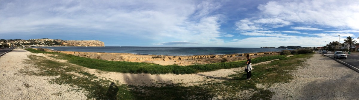  Il lungomare  che si affaccia sulla rocciosa Platja del Benissero - Coordinate GPS: 38.789242, 0.181924