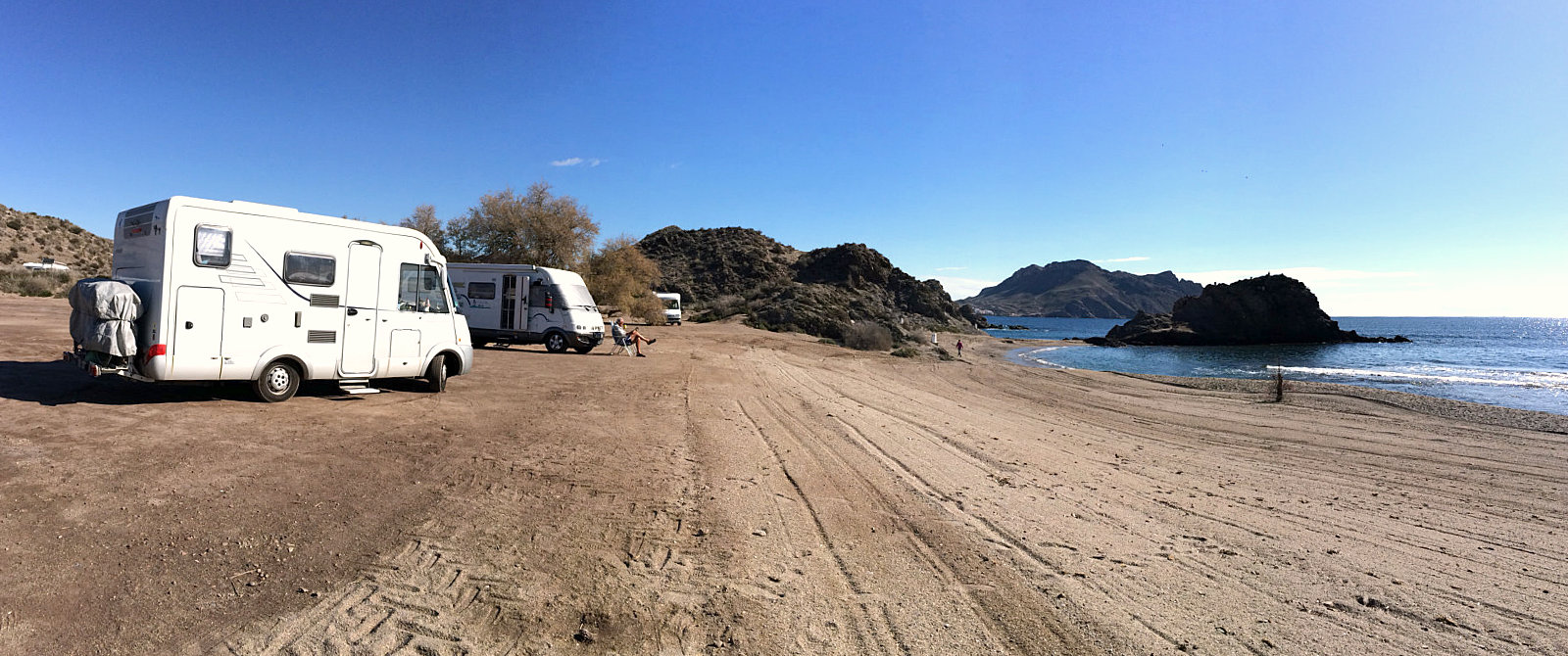 Sosta libera sulla spiaggia a Cabo Cope