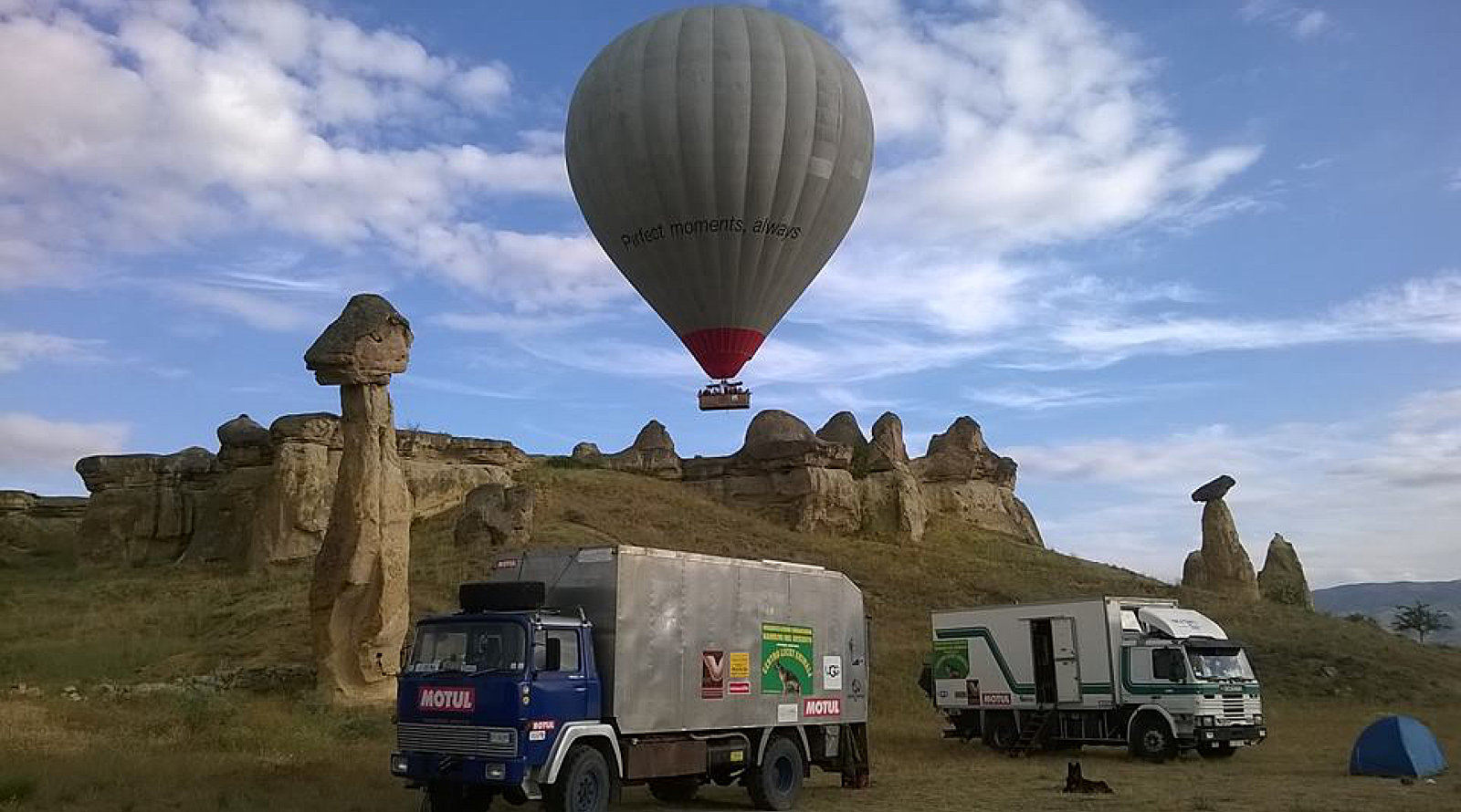 Il camion di Davide e Francesca nel deserto con una mongolfiera