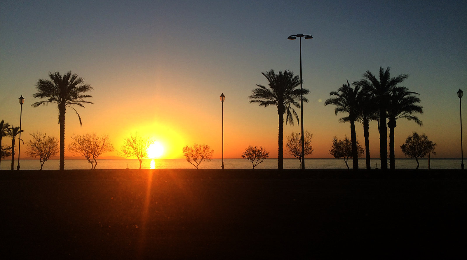 Alba sul lungomare di Roquetas de Mar