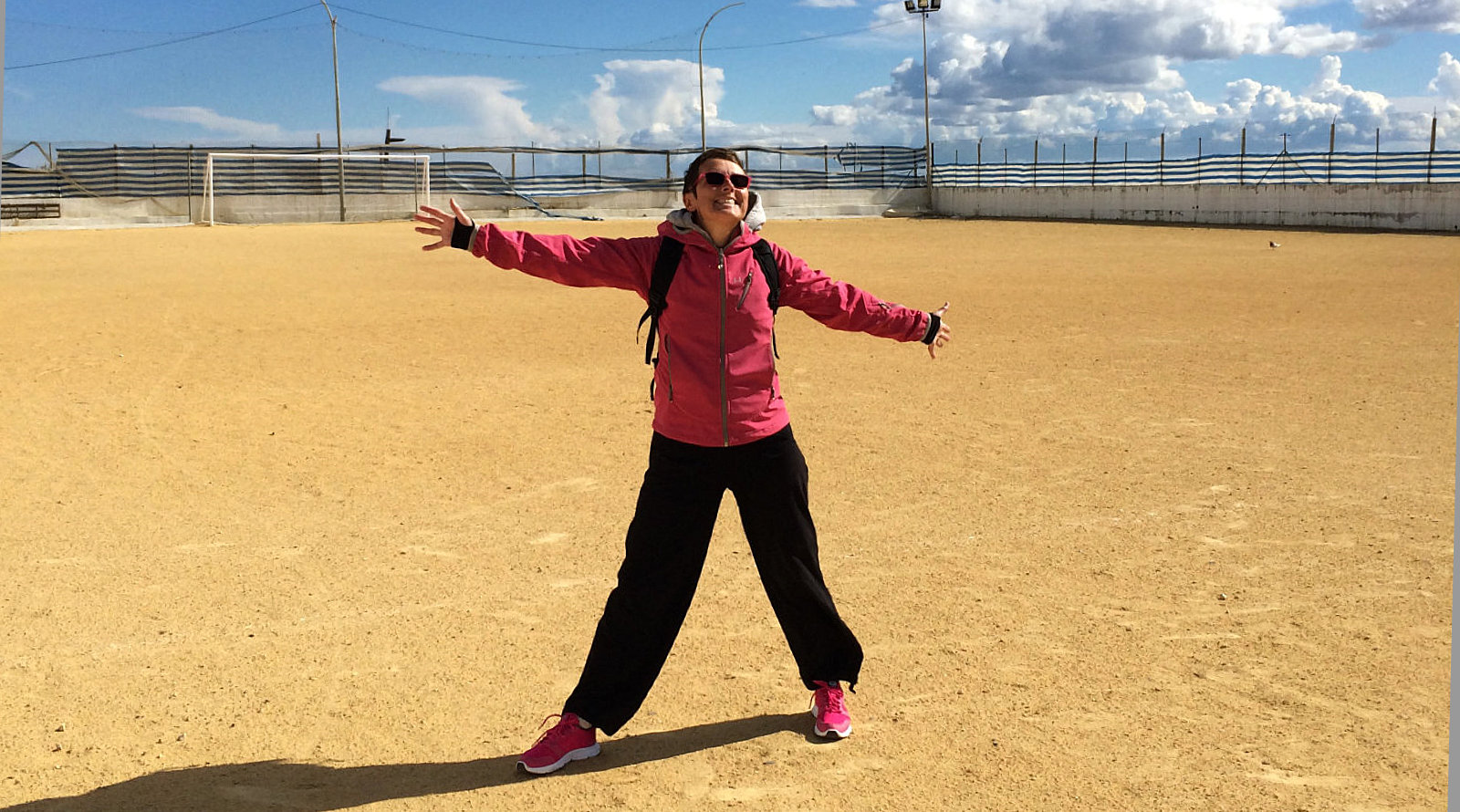 Amelie felice in un campo di calcio sul mare