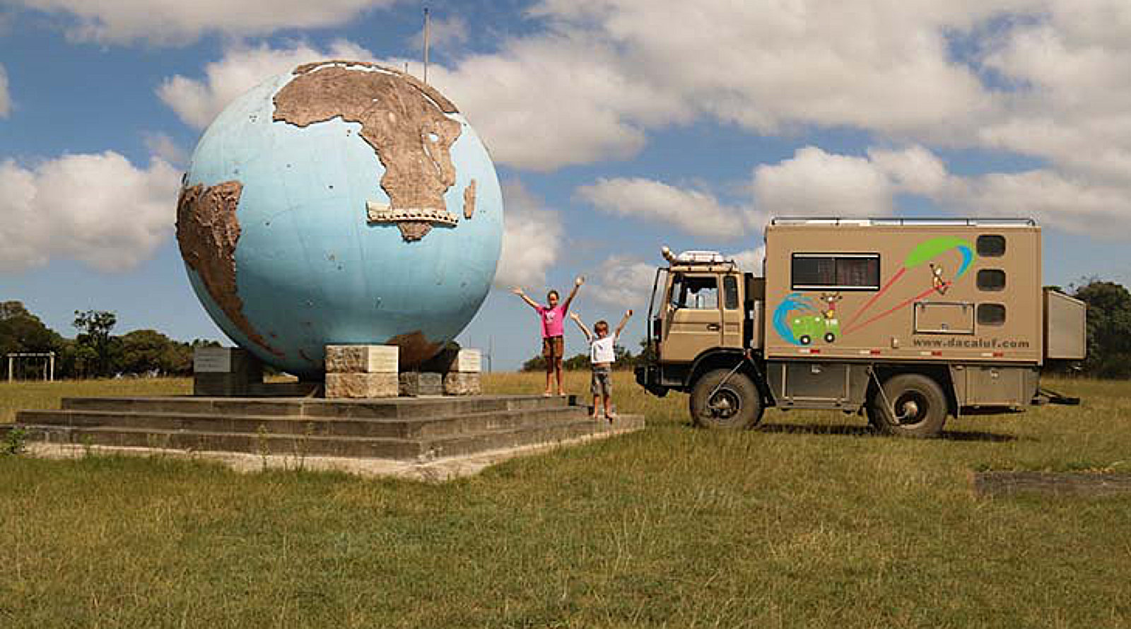 La famiglia Dacaluf in viaggio con il loro camion 4x4