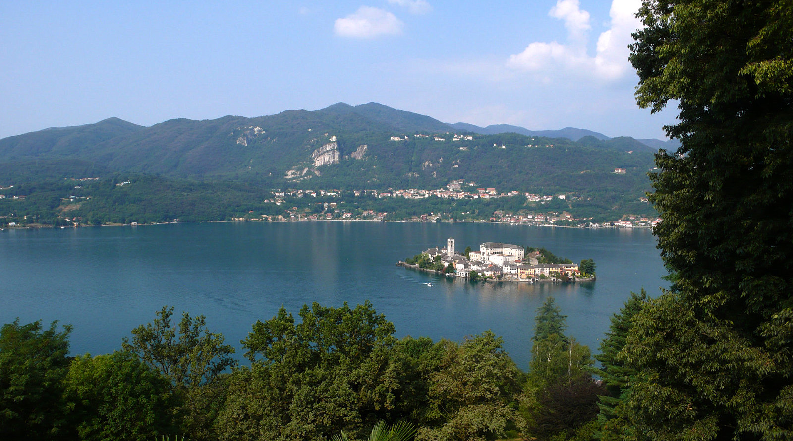 Veduta panoramica sull'isola di San Giulio. Lago d'Orta