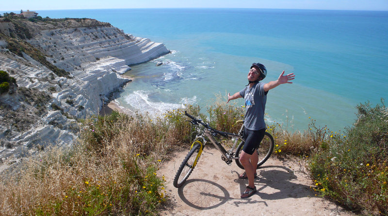 Amelia sulla scogliera che domina la Scala dei Turchi