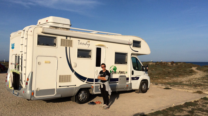 Amelia con il camper in sosta libera sulla Playa de la Garrofera