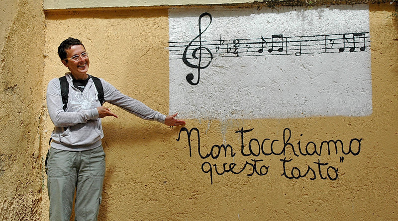 Amelia di fronte ad un murales ad Agrigento