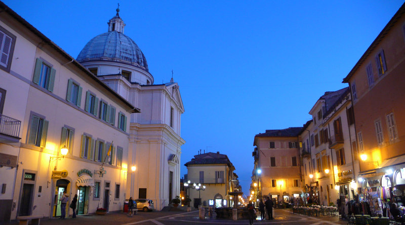 Piazza centrale di Castel Gandolfo, residenza estiva del papa