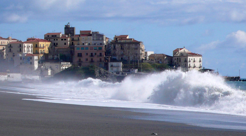 Diamante vista dalla spiaggia con grandi onde