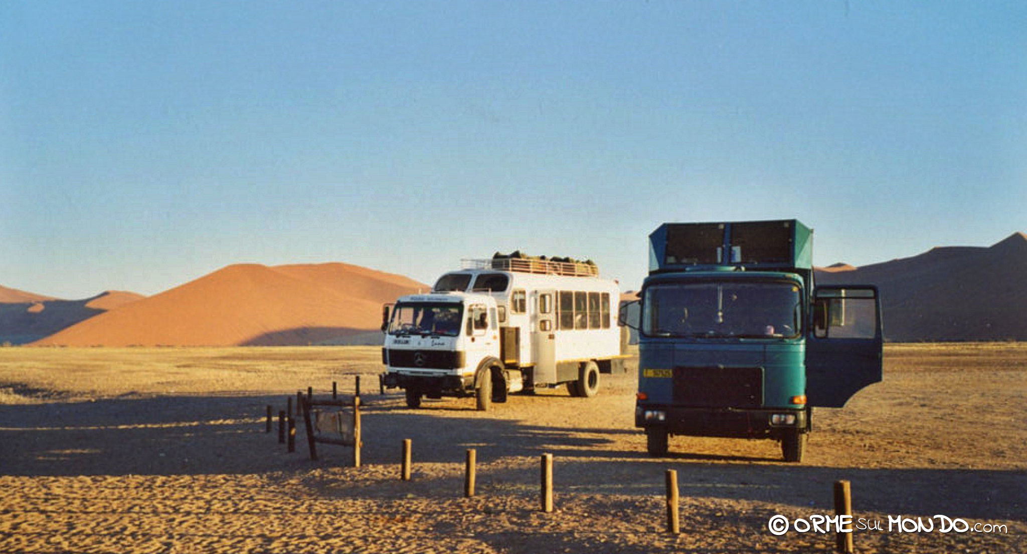 Camion 4x4 accompagnano i turisti alle dune