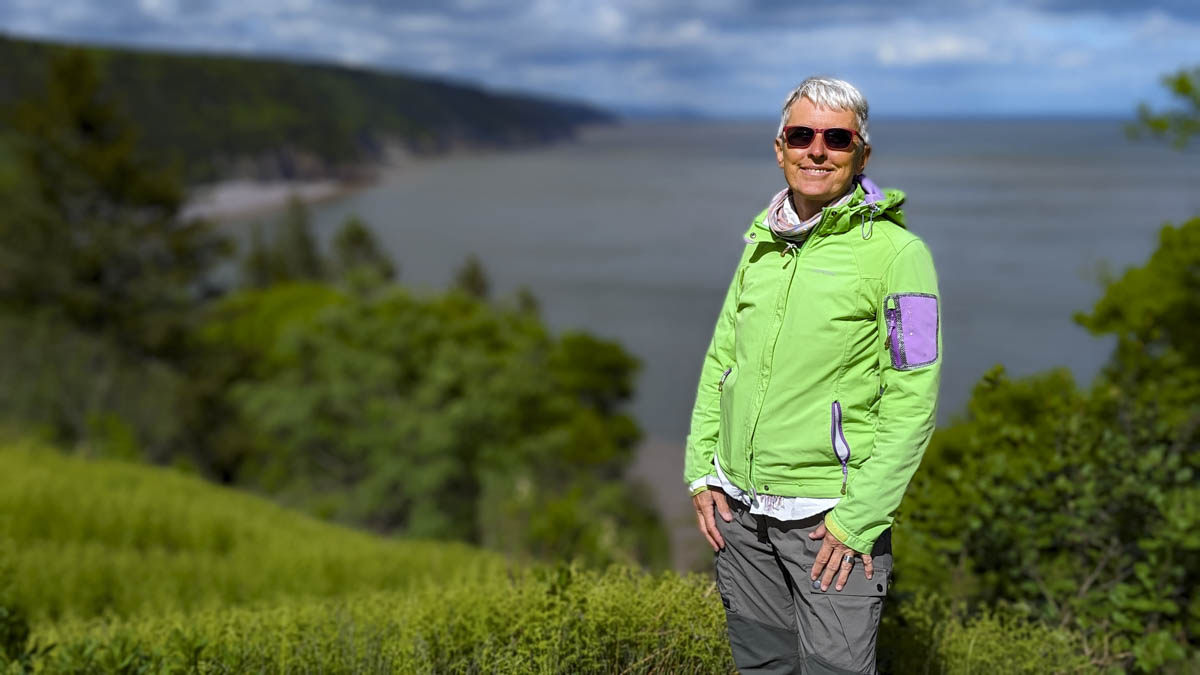 Amelie posa davanti ad uno splendido panorama nella baia di Fundy