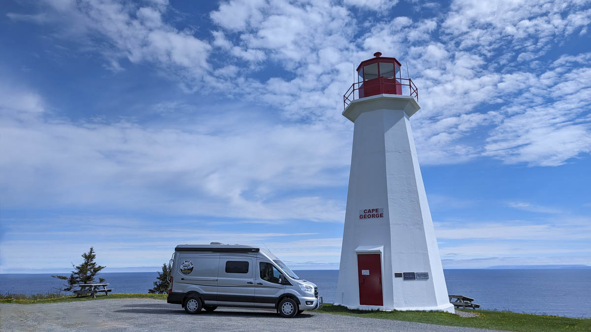Ford Transit van di fianco al faro di Cape George in Nova Scotia